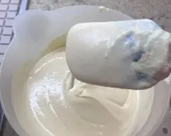 Step <p>Pasamos la crema de mascarpone con las claras de huevo que tendremos en el bol y con movimientos envolventes lo mezclamos todo</p> illustration