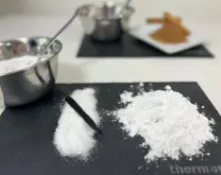 Step <p>Azúcar vainillado:</p><p><span style="font-weight: normal;">Colocar en el vaso el azúcar junto con la vaina de vainilla y programar </span>20 seg/vel 10.</p><p><br></p> illustration