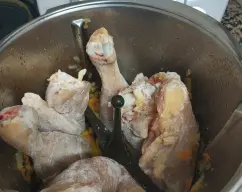 Step <p>Coloca la mariposa <span style="font-weight: normal;">en las cuchillas, enharina el pollo y sacúdelo un poco para que no lleve demasiada harina, luego reparte los muslos de pollo a un lado y a otro de la mariposa, colocándolos con los huesos en vertical. Rehoga el pollo</span> 6 min/120°C/giro inverso/velocidad cuchara</p> illustration