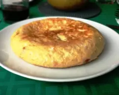 Step <p><span style="font-weight: normal;">Pon a calentar una sartén con un poco del aceite reservado y cuaja la tortilla al gusto dorándola por los dos lados. Colócala en un plato, corta en porciones y sirve.</span></p> illustration