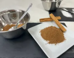 Step <p>Canela en polvo:<br><br><span style="font-weight: normal;">Colocar en el vaso los palos de canela y programar</span> 2 min/vel 10.<br></p><p><br><br><br /><br /><br /><br />
</p><p><br></p> illustration