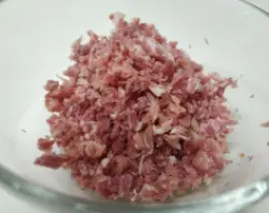 Step <p><span style="font-weight: normal;">Pon en el vaso los trozos de jamón y pica,</span> activando función "Turbo"<span style="font-weight: normal;"> programa</span> 1 seg y gira la rueda, da varios golpes de Turbo (2-3) <span style="font-weight: normal;">hasta que quede picadito. Saca y reserva.</span><br></p> illustration