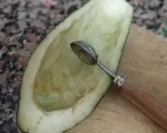 Step <p><span style="font-weight: normal;">Corta las berenjenas por la mitad a lo largo y vacíalas con cuidado de no agujerear la piel. Coloca las berenjenas en el recipiente Varoma con la piel hacia arriba. Tapa y reserva.<br /><br /><br />
</span></p><p><span style="font-weight: normal;">Pon la molla de berenjena dentro del vaso y pica</span> 4 seg/vel 4. Saca <span style="font-weight: normal;">y reserva.</span></p> illustration