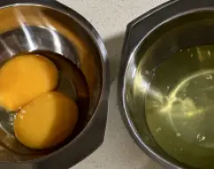 Step <p><span style="font-weight: normal;">Separe las claras de las yemas de huevo.</span></p> illustration