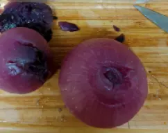 Step <p>Con una cucharilla, retira la parte central de las cebollas comenzando por el centro y dejando solamente las 2 capas exteriores, reserva estos cascos cuidando que no se rompan. Pon en el vaso el interior de las cebollas y el aceite y trocea 6 seg/vel. 4,5. Seguidamente sofríe 10 min/120º/vel.1</p> illustration