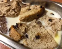 Step <p>Introducir las rebanadas de panettone en el bol una vez tibio y esperar a que absorban la mezcla.<br></p><p>Poner en el vaso los huevos y batir 10 seg / vel 5.</p><p>Verter en un bol.</p><p>Aclarar el vaso y llenar con 750 gr de agua.</p> illustration