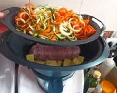 Step <p>Retirar con cuidado el varoma.</p><p>Agregar la maicena.</p><p>Volver a colocar el varoma con la bandeja y tapamos.</p><p>Programar 10 min / Varoma / Vel 1</p><p>Retirar el varoma. Esperar a que se enfríe el roti un poco para poder quitar el papel.</p> illustration