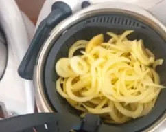 Step <p>Retiramos el cestillo y reservamos los zoodles de patata.</p><p>Iniciamos 30 seg / Triturar o si queremos una salsa más fina 30 seg / Vel 10</p><p>Reservamos</p> illustration