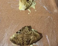 Step <p>Pasar las rebanadas remojadas por huevo y colocar sobre un cuadrado de papel film y envolver.</p><p><br></p> illustration