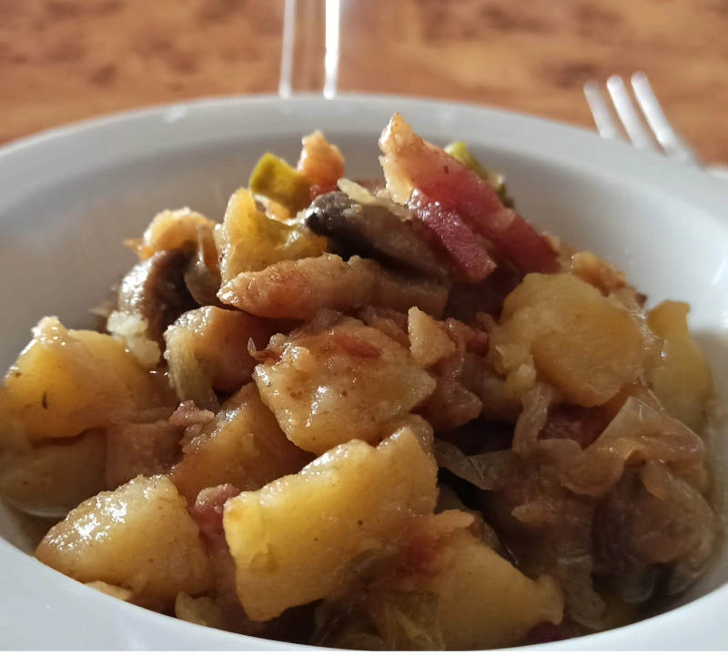 Guarnición de patatas, beicon y champiñones
