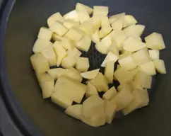 Step <p><span style="font-weight: normal;">Incorpora al vaso el vino blanco, las hierbas provenzales, sal y pimienta. Coloca el Varoma en su posición con las patatas y programa</span> 30 min/Varoma/giro inverso/velocidad cuchara. </p> illustration