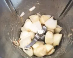 Step <p>Ponemos 25 gr de aceite y la pechuga de pollo en el vaso. Salpimentamos.</p><p>Iniciamos el paso 2 de la receta <a href="https://cookidoo.es/recipes/recipe/es-ES/r556150">Dados de pechuga de pollo dorados</a> modificando el tiempo a 10 minutos.</p><p>Reservamos.</p> illustration