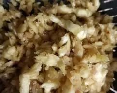 Step <p><span style="font-weight: normal;">Incorpora la carne de la berenjena reservada y el jamón picadito, añade el tomate frito y el vino blanco. NO pongas el cubilete, coloca el recipiente Varoma con los cascos de las berenjenas en su posición y programa </span>15 min/varoma/giro inverso/vel cuchara.</p> illustration