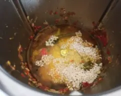 Step <p>Añadimos el pimentón, la pimienta, la pastilla de caldo, la sal, el colorante, el arroz, el agua y el perejil.</p><p>Iniciamos Cocción de arroz</p> illustration