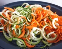 Step <p>Poner en el vaso la mantequilla, el aceite, el ajo y la cebolla.</p><p>Trocear 2 seg / Vel 4</p><p>Sofreir 8 min / 120° / Vel cuchara</p><p>Mientras tanto, con la ayuda de un pelador de verduras en espiral hacer unos zoodles de calabacín y de batata. Colocar en la bandeja Varoma, salpimentar y reservar.</p> illustration