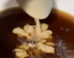 Step <p>Montaje:</p><p><span style="font-weight: normal;">Coja una fuente rectangular de 28 x 18 x 7 cm aprox. En un plato hondo, vierta el café frio y agregue 6-8 cucharadas soperas de Baileys y mezcle.</span></p> illustration