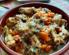 Step <p><span style="font-weight: normal;">Pon el pollo en una fuente y sirve inmediatamente con las patatas de acompañamiento.</span></p> illustration