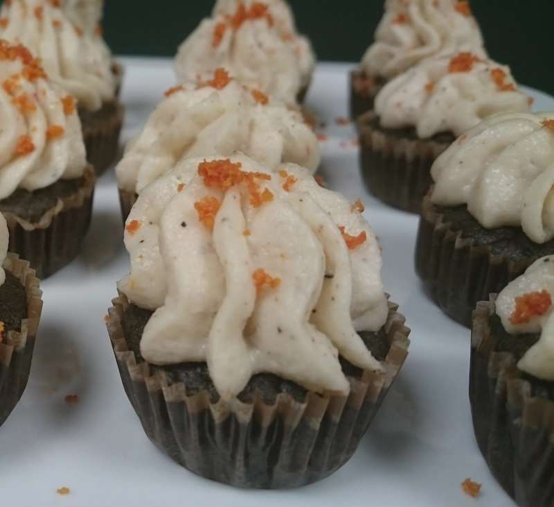 Cupcake tigre con frosting de gamba y topping picante