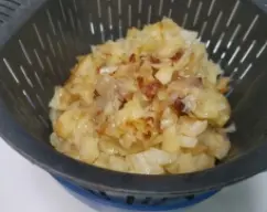 Step <p><span style="font-weight: normal;">Retira la mariposa. Vierte las patatas en el cestillo colocado sobre un bol para recuperar el aceite (reserva para utilizar en otras preparaciones).</span></p> illustration