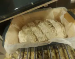 Step <p>Pasado el tiempo de levado, saca la masa a una superficie enharinada y forma el pan, espolvoréale otro poquito de harina por encima y hazle unos cortes superficiales. Pon la masa en un papel de hornear sobre una bandeja de horno o dentro de un molde refractario y déjala levar 1 hora o hasta que doble su volumen. </p> illustration