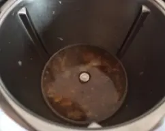 Step <p>Agregar el vino, el agua la pastilla de caldo y 1/2 cdta de sal.</p><p>Colocar el varoma y tapar.</p><p>Programar 30 min / Varoma / Vel 1</p><p><br></p> illustration