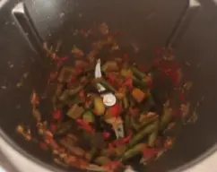 Step <p>Agregamos la cebolla, el pimiento rojo y el pimiento verde.</p><p>Iniciamos le receta <a href="https://cookidoo.es/recipes/recipe/es-ES/r557352">Pimientos dorados</a> modificando el tiempo a 8 minutos.</p><p>Troceamos 2 seg / Vel 4</p><p>Bajamos los ingredientes al fondo del vaso.</p> illustration