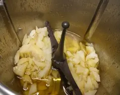 Step <p><span style="font-weight: normal;">Incorpora la patata aclarada y escurrida y programa </span>20 min/120°C/giro inverso/velocidad cuchara.<span style="font-weight: normal;"> </span></p> illustration