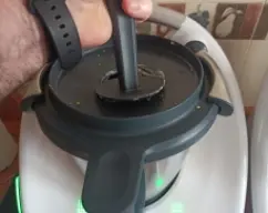 Step <p>Agregar el harina restante.</p><p>Introducir la espátula por el bocal y programar 2 min / Vel 7 mover con la espátula porque la masa puede resultar un poco compacta.</p><p>Reservar en un bol, tapar con papel film y dejar REPOSAR EN NEVERA 24 HORAS. (Muy importante)</p> illustration