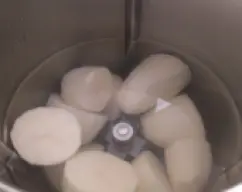 Step <p><span style="font-weight: normal;">Pon en el vaso las patatas, añade el agua hasta que las cubra y trocea</span> 3 seg/velocidad 4.5. </p> illustration