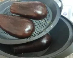 Step <p><span style="font-weight: normal;">Echa en el vaso la zanahoria en trozos, la cebolla en cuartos, 1 diente de ajo y el aceite, trocea programando</span> 4 seg/vel 5 <span style="font-weight: normal;">y sofríe después</span> 7 min/120º/vel 1.</p> illustration