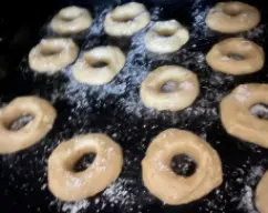 Step <p>Añadimos los huevos y el aceite,</p><p>15seg vel 4.</p> illustration