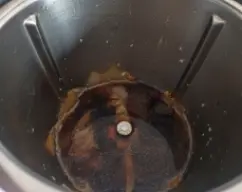 Step <p>Añadimos el PX, el agua y 1/2 cdta, de sal.</p><p>Introducimos el cestillo con los zoodles de patata.</p><p>Tapamos el vaso con el cubilete y programamos 25 min / Varoma / Vel 2</p> illustration