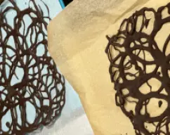 Step <p><span style="font-weight: normal;">Llévelo al congelador para que se endurezca. </span></p> illustration