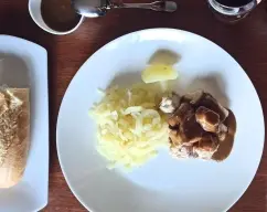 Step <p>Emplatamos con los dados de pollo, acompañamos con los zoodles de patata y regamos el pollo con la salsa PX.</p> illustration