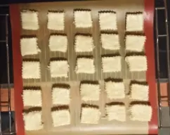 Step <p>Precalentar el horno a 180° con calor arriba y abajo.</p><p>Poner la masa sobre una superficie enharinada y extenderla no muy fina con la ayuda de un rodillo, entre 1 y 2 cm.</p><p>Cortar con un molde y colocar sobre un papel de hornear en una bandeja. Con la masa restante hacer una bola y repetir el proceso hasta agotarla.</p><p>Hornear 20-25 minutos con ventilador. Si vemos que se doran demasiado cambiar a calor abajo.</p><p><br></p> illustration