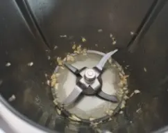Step <p>Ponemos en el vaso el aceite.</p><p>Programamos 2 seg / vel 7 y mientras introducimos el diente de ajo por el bocal.</p> illustration