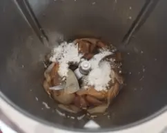 Step <p>Agregamos el harina.</p><p>Rehogamos 1 min / Varoma / Vel 1</p> illustration