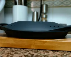 Step <p>Retira el Varoma, aparta la bandeja con la tapa del Varoma puesta para mantener las patatas calientes. </p><p>Mientras se atemperan las cebollas, cuela el líquido del vaso con un colador de malla fina y resérvalo, desecha las cascaras y limpia el vaso.</p> illustration