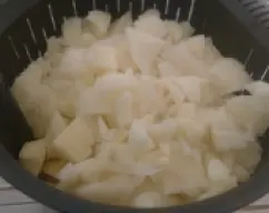 Step <p><span style="font-weight: normal;">Vierte las patatas en el cestillo (si queda algún trozo de patata muy grande, córtalo con un cuchillo) y aclara las patatas bajo el grifo hasta que el agua salga completamente limpia, para quitar el almidón.</span></p><p><span style="font-weight: normal;"><br></span></p> illustration