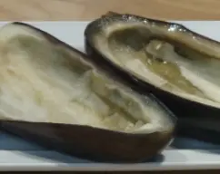 Step <p><span style="font-weight: normal;">Terminado el tiempo programado,</span> retira el Varoma <span style="font-weight: normal;">y añade al vaso 4 quesitos, 50 g de leche y los langostinos cortados en trozos pequeños, añade sal y pimienta y programa </span>3 min/90º/giro inverso/vel cuchara.<br /><br />
</p><p><span style="font-weight: normal;">Coloca los cascos de las berenjenas en una fuente de horno con la piel hacia abajo y rellena los huecos con la preparación del vaso. Espolvorea con el queso rallado y gratina en el horno hasta que se doren.</span></p> illustration