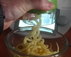 Step <p>Vertemos el líquido resultante de freír el pollo y completamos hasta 30 gr con aceite.</p><p>Introducimos la cebolla.</p><p>Iniciamos el paso 3 de la receta <a href="https://cookidoo.es/recipes/recipe/es-ES/r503966">Cebolla caramelizada</a>.</p><p>Mientras tanto, con la ayuda de un pelador de verduras en espiral, hacemos los zoodles de patata y colocamos en un bol, Cubrimos con agua fría y reservamos.</p> illustration