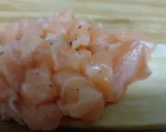 Step <p>Añade al vaso el salmón y los langostinos cortado todo pequeñito y programa 1 min/120º/giro inverso/vel cuchara, deja reposar dentro del vaso dejándolo bien cerrado para que se termine de cuajar el pescado.</p> illustration