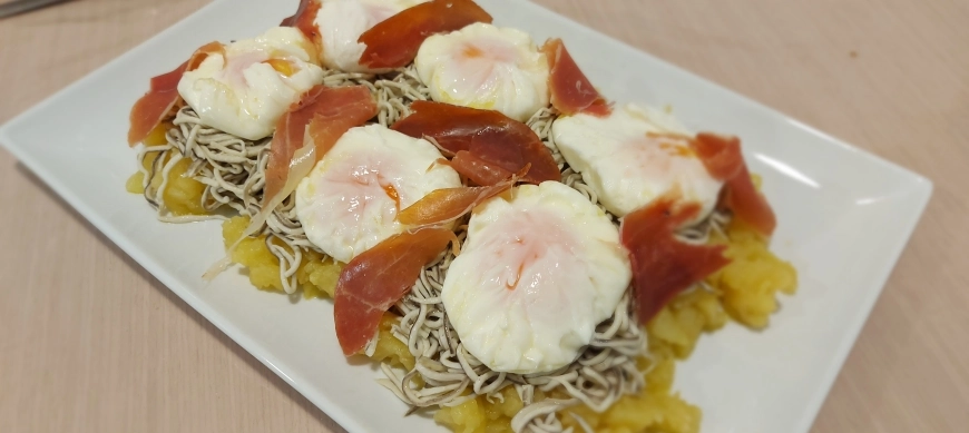 Patatas con huevos, jamón y gulas