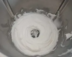 Step <p>Poner la manteca en el vaso.</p><p>Programar 2 min / Vel 3</p><p>Hay que obtener una crema tipo pomada.</p> illustration