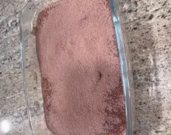 Step <p>Pondremos encima de los bizcochos ya regaditos con el café la crema de mascarpone y a continuación ponemos de nuevo bizcochos y volvemos a regar y vamos haciendo pisos hasta que terminemos con crema y encima de ella con ayuda de un colador pondremos el cacao</p> illustration