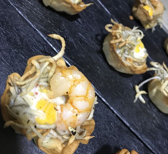 Cestitas de gulas,gambitas y huevos codorniz