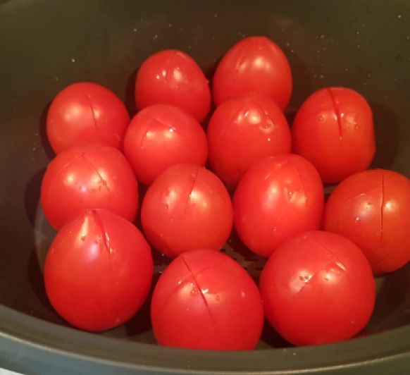 Escaldar tomates para pelarlos fácilmente